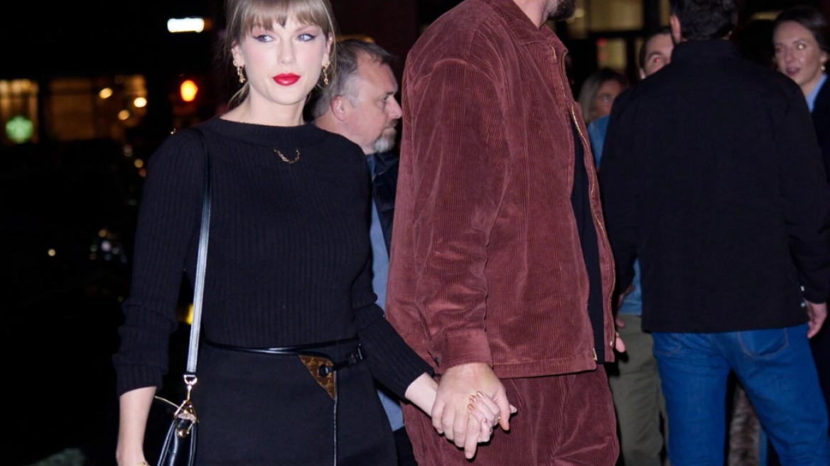 Η Τέιλορ Σουίφτ συνδύασε μίνι φούστα με διχτυωτό καλσόν και μπότες