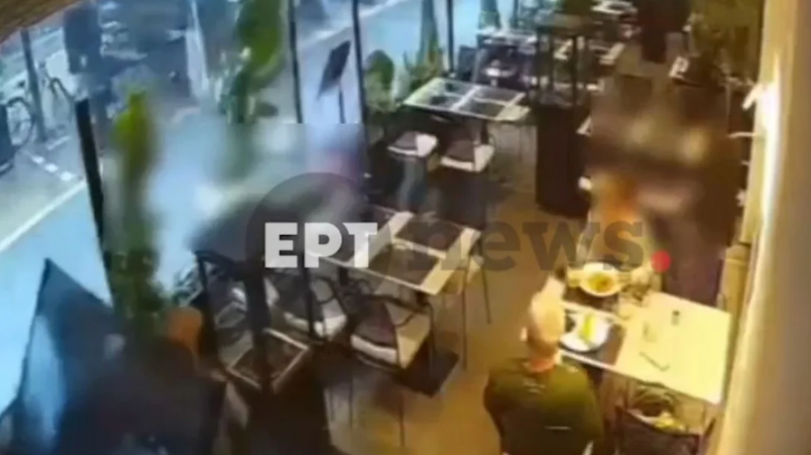 Ο αέρας σήκωσε τραπέζια και καρέκλες στον αέρα στην Πάτρα - Δείτε βίντεο
