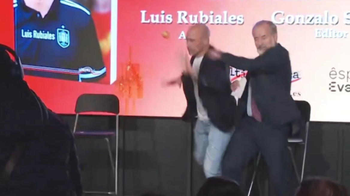 Πέταξαν αυγά στον Ρουμπιάλες στην παρουσίαση του βιβλίου του - Κατήγγειλε τον θείο του ως δράστη - Βίντεο 