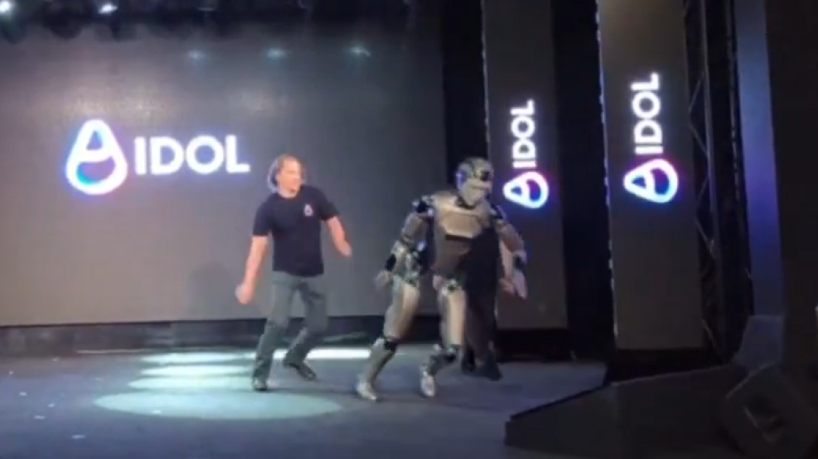 Φιάσκο η πρώτη εμφάνιση του ρωσικού ρομπότ AIDOL: Μπήκε με το σάουντρακ του Ρόκι, τρέκλισε και κατέληξε στο πάτωμα - Δείτε βίντεο