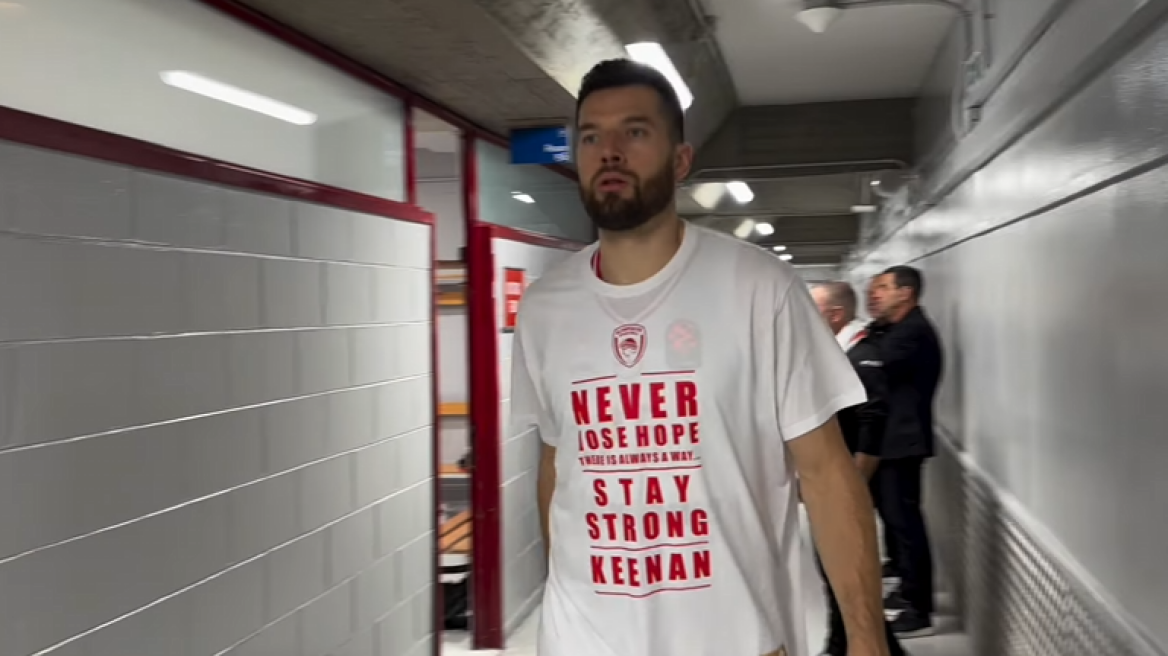 «Ποτέ μην χάνεις την ελπίδα σου, μείνε δυνατός Κίναν»: Το μπλουζάκι με το μήνυμα στον Έβανς που φόρεσαν οι παίκτες του Ολυμπιακού - Βίντεο 