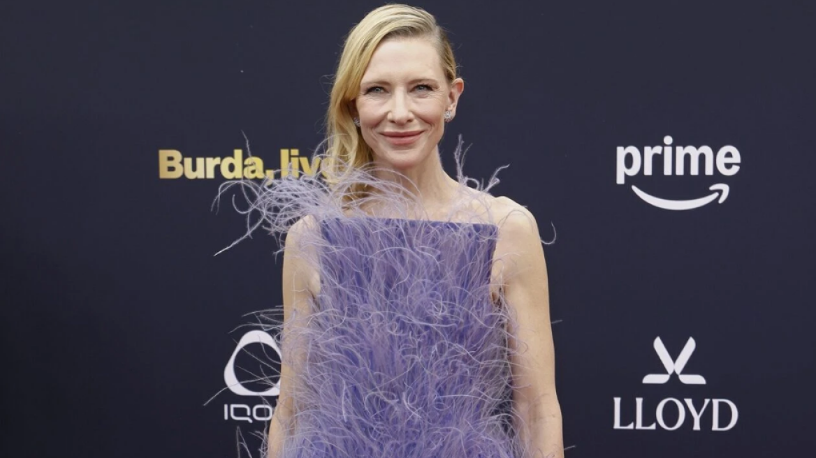 Η εκπληκτική εμφάνιση της Κέιτ Μπλάνσετ με ένα φτερωτό μωβ gown από τη Stella McCartney
