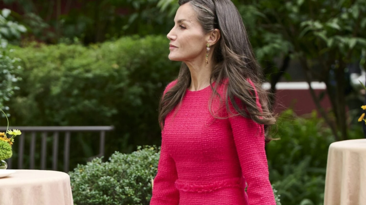 Η βασίλισσα Λετίσια συνδύασε ένα εκπληκτικό τουίντ φόρεμα με mini heels
