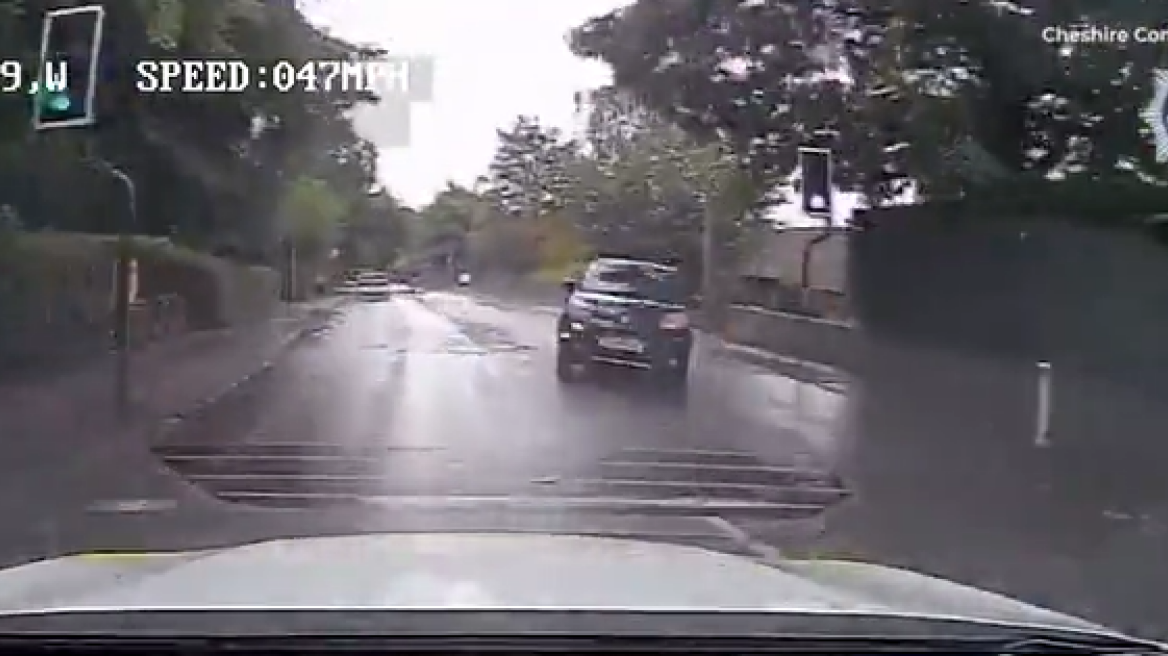 Σοκαριστικό τροχαίο στη Βρετανία: 22χρονος υπό την επήρεια ναρκωτικών έπεσε πάνω σε περιπολικό με 120 χλμ./ώρα