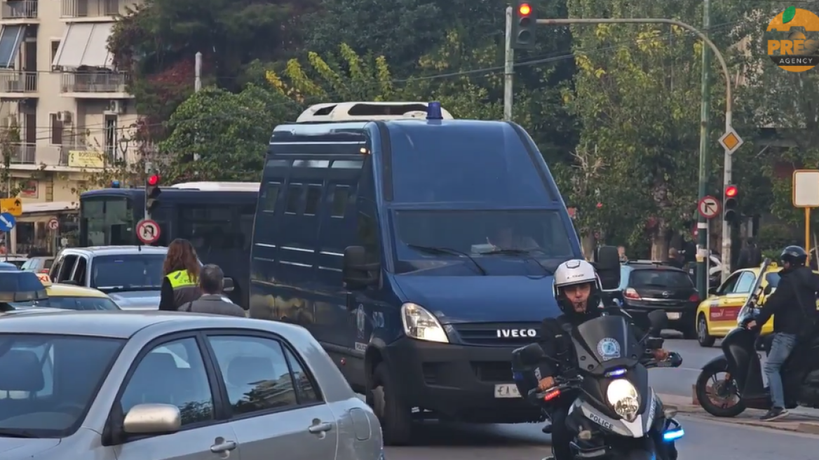 Υπό δρακόντεια μέτρα η δίκη για τη δολοφονία του 54χρονου τοπογράφου στο Ψυχικό - Η στιγμή της μεταγωγής των δύο κατηγορούμενων
