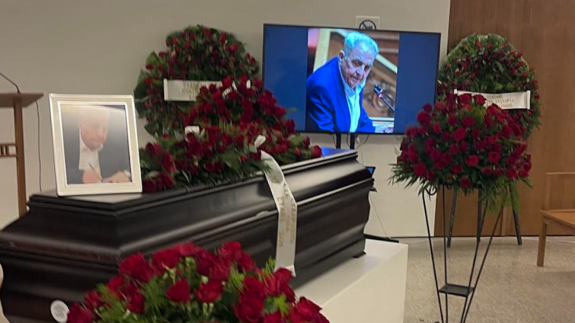 Με τα τραγούδια «τα δυο σου χέρια» και «το ακορντεόν» αποχαιρέτησαν τον Αλέκο Φλαμπουράρη στη Ριτσώνα