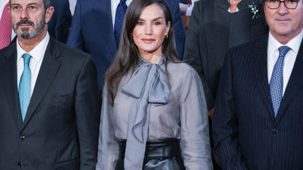 Η Βασίλισσα Λετίσια συνδύασε ημιδιάφανο πουκάμισο με δερμάτινη φούστα
