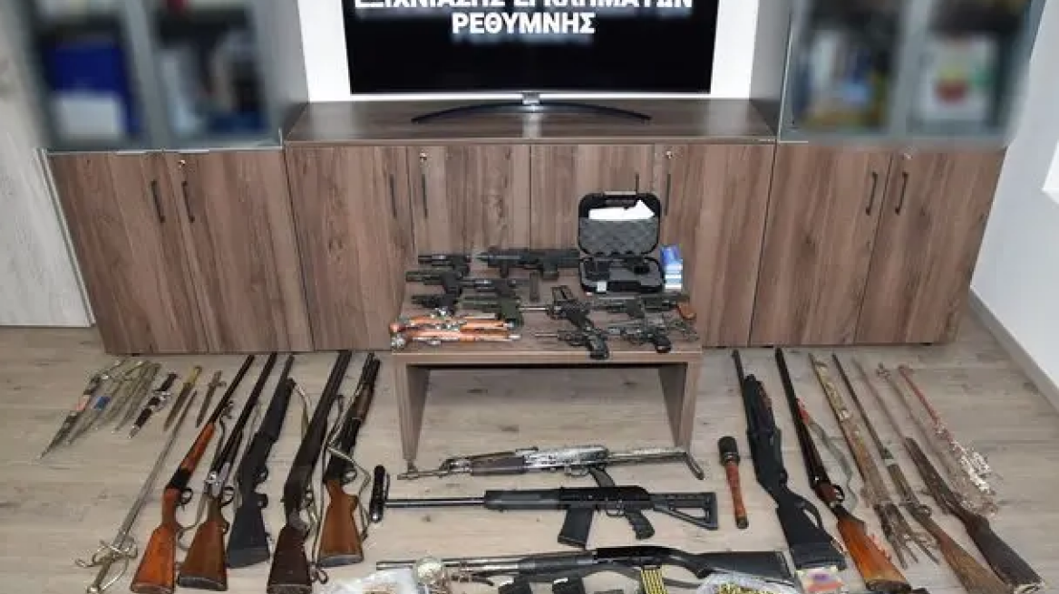 Πέντε συλλήψεις για «οπλοστάσιο» σε σπίτια στο Ρέθυμνο - Βρήκαν καλάσνικοφ, πιστόλια, περίστροφο, ξίφη και φυσίγγια