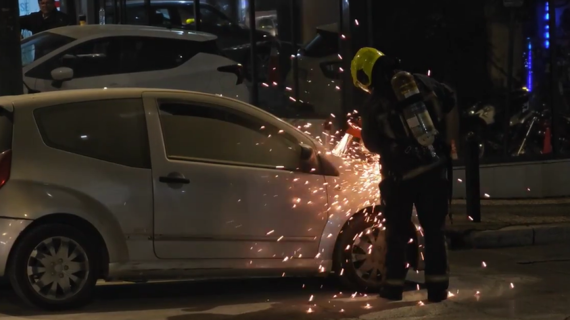 Φωτιά σε αυτοκίνητο στη Συγγρού - Έκλεισε η Πετμεζά, δείτε βίντεο