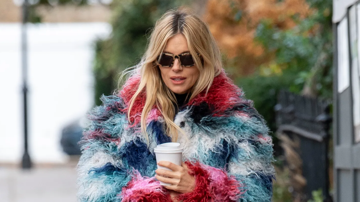 H Σιένα Μίλερ φόρεσε το must-have πανωφόρι του φετινού χειμώνα
