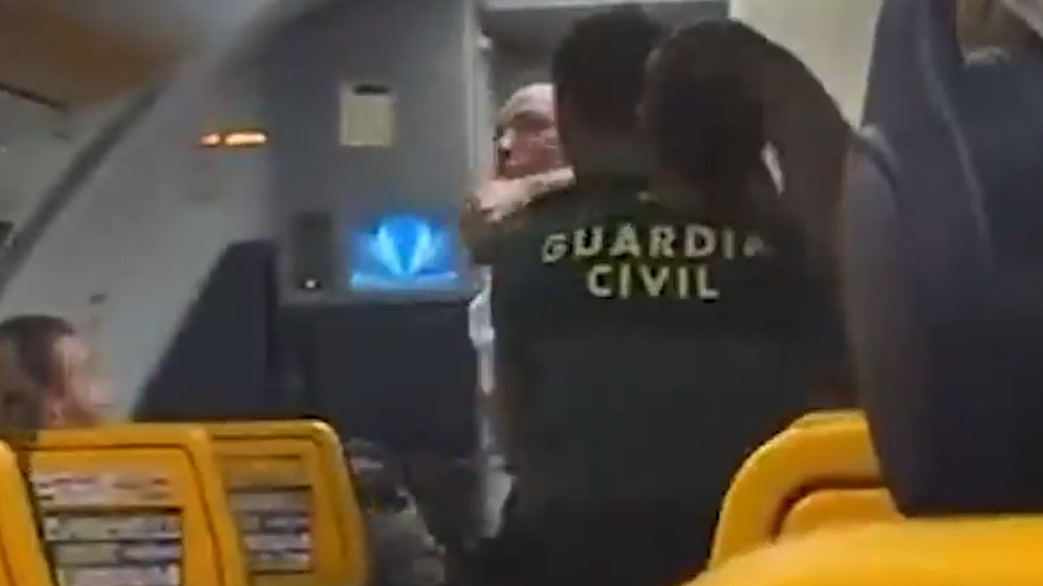 Ιρλανδή αθλήτρια του ΜΜΑ επιτέθηκε και τραυμάτισε αστυνομικούς που την έβγαλαν από πτήση προς Δουβλίνο - Δείτε βίντεο