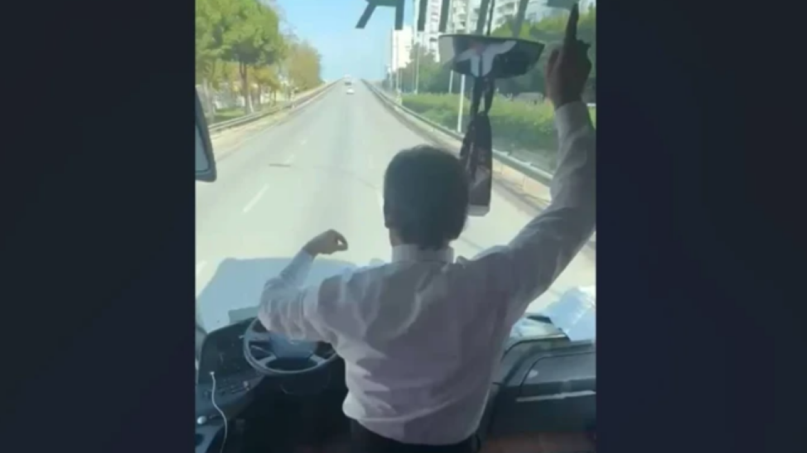 Σάλος στην Τουρκία για οδηγό λεωφορείου που άφησε το τιμόνι και το έριξε στον... χορό με οπαδούς της Αντάλιασπορ - Δείτε βίντεο