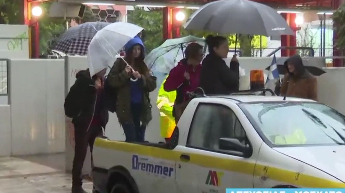 Μετέφεραν σε καρότσα τον κόσμο για τον σταθμό του ΗΣΑΠ στο Μοσχάτο - «Φούσκωσε» ο Κηφισός λόγω της κακοκαιρίας
