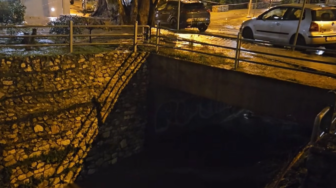 Δήμαρχος Χαλανδρίου: Ανίκητη η βλακεία των Αθηνέζων που πάρκαραν πάνω σε γέφυρα