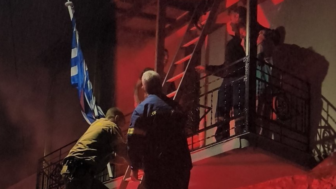 Δραματική διάσωση μητέρας και γιου μετά από φωτιά σε σπίτι στη Χίο, δείτε βίντεο