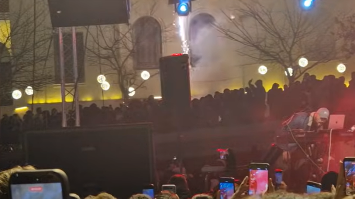 Πανικός από πυροτεχνήματα στο άναμμα του δέντρου στην Κοζάνη, γονείς έτρεχαν να φύγουν με τα παιδιά τους