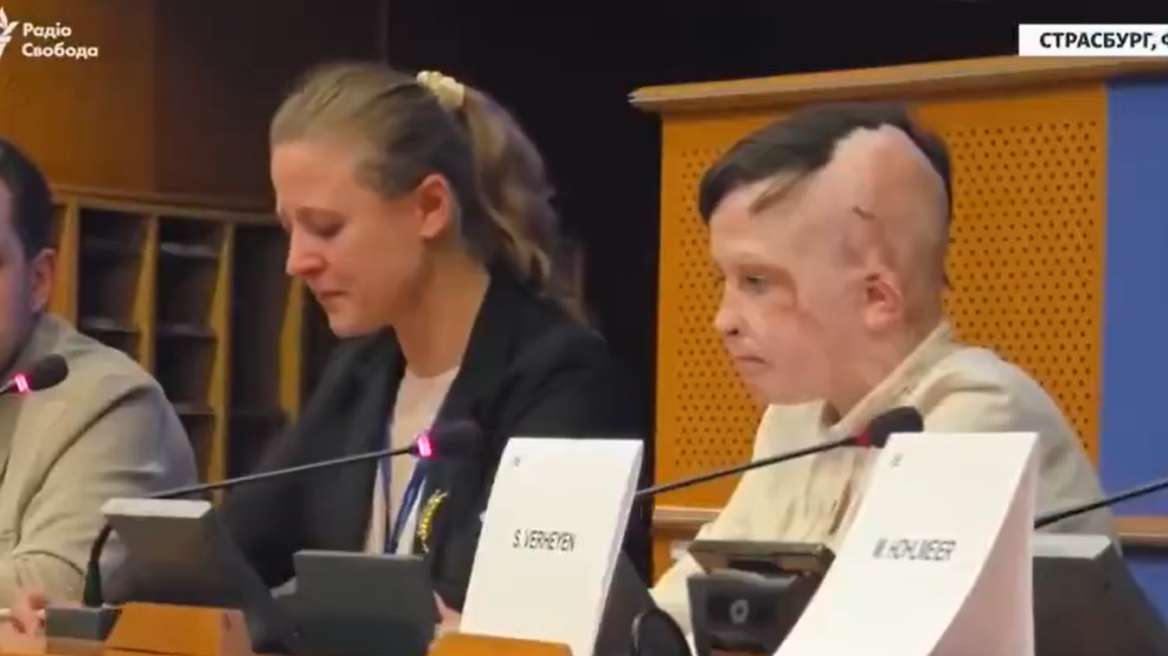 «Ήταν η τελευταία φορά που είδα τη μαμά μου»: Ο 11χρονος Ρόμαν από την Ουκρανία λύγισε διερμηνέα και κοινό στο Στρασβούργο