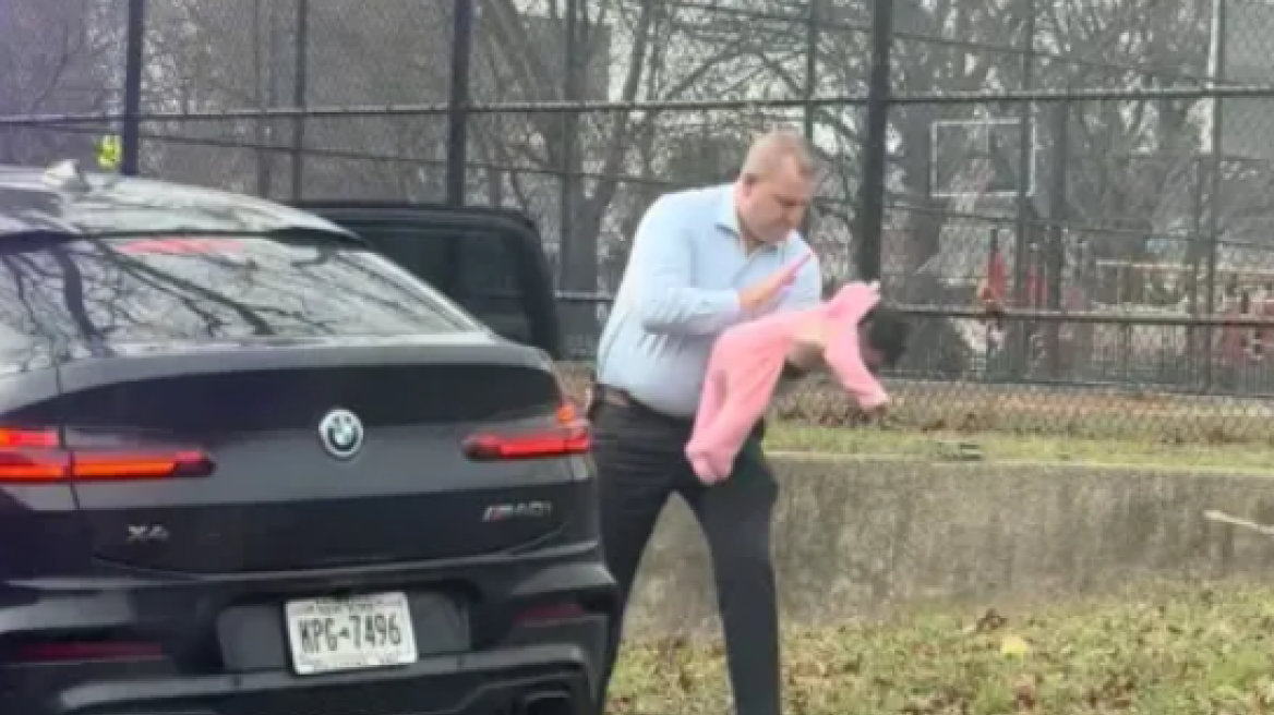 Αστυνομικός έσωσε παιδί που πνιγόταν στη Νέα Υόρκη, δείτε το βίντεο που κατέγραψε αυτόπτης μάρτυρας