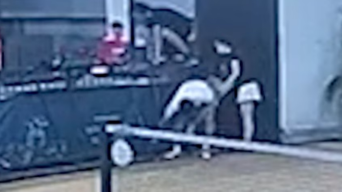 Τραγικός θάνατος σε αγώνα pickleball σε 3ο όροφο κτηρίου στη Μαλαισία: 32χρονος πήγε να πιάσει τη μπάλα και έπεσε στο κενό