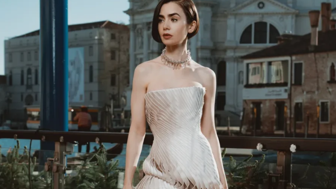 Το φόρεμα της Λίλι Κόλινς είναι στολισμένο με φτερά και πέταλα
