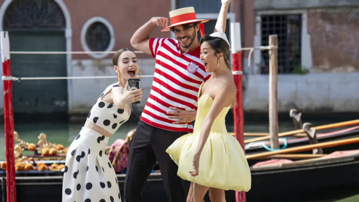 Emily in Paris: Η σχεδιάστρια κοστουμιών της σειράς αναλύει το στυλ της 5ης σεζόν
