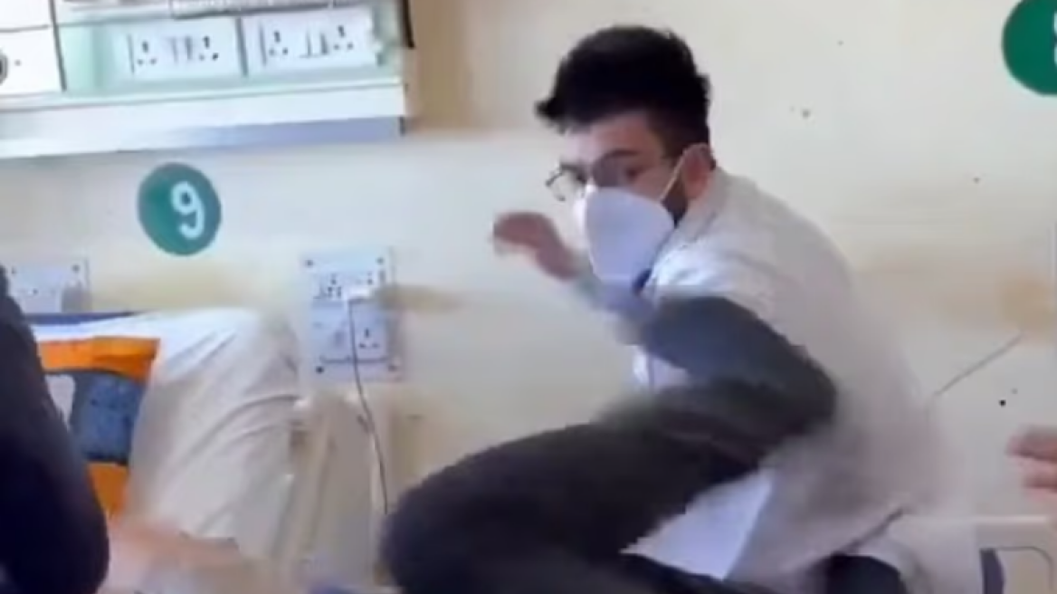 Απίστευτες εικόνες σε νοσοκομείο της Ινδίας: Γιατρός γρονθοκόπησε ασθενή αφού εκείνος του ζήτησε να μιλάει με σεβασμό