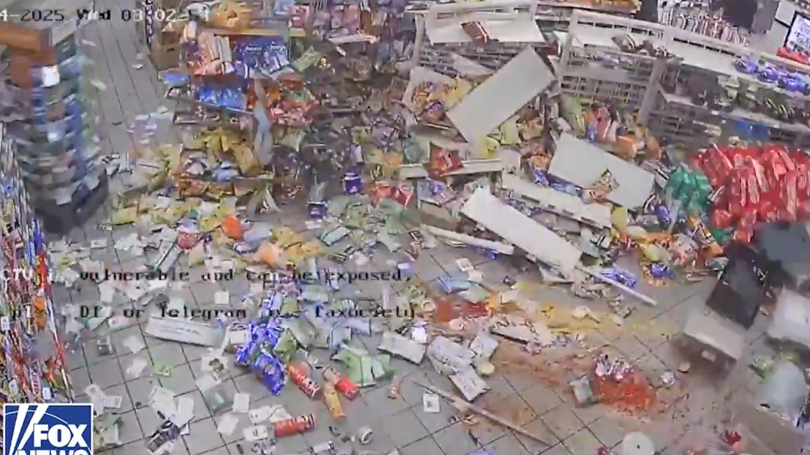 Κλέφτες στο Τέξας έδεσαν ΑΤΜ σε αυτοκίνητο, το τράβηξαν και έκαναν «γης μαδιάμ» το κατάστημα που ήταν μέσα
