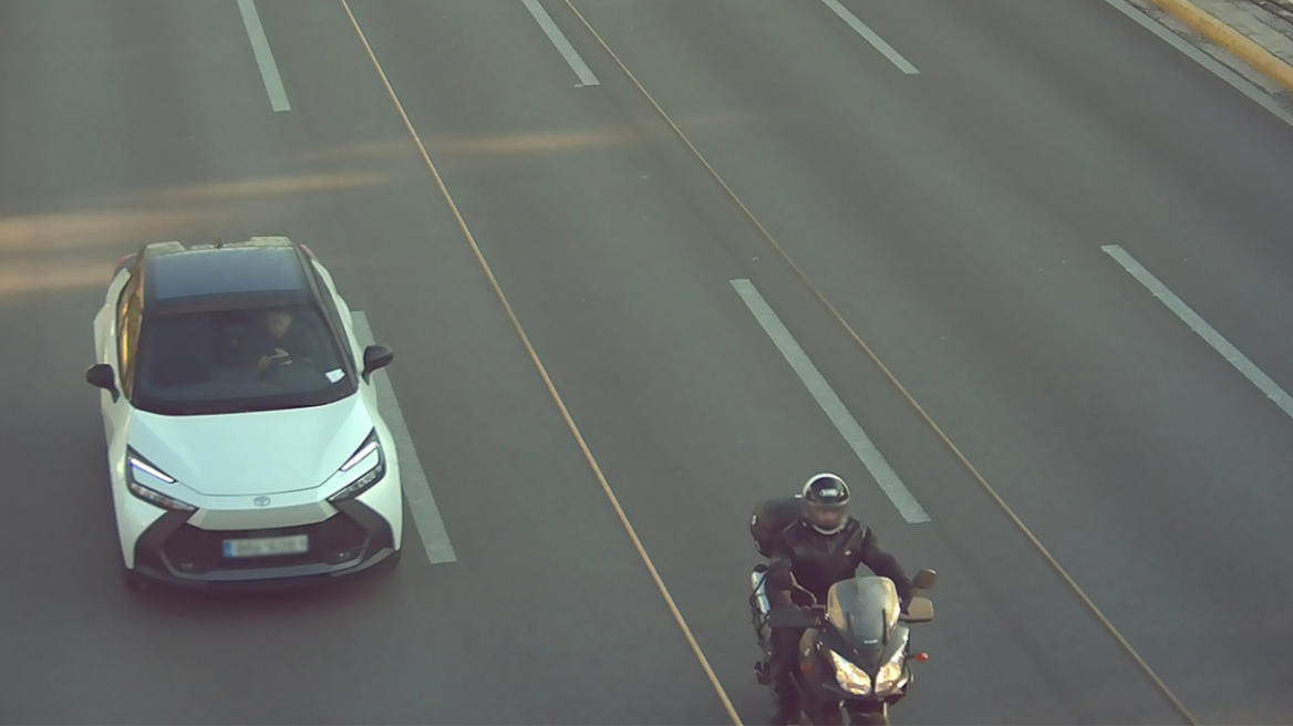 Οι πρώτες κάμερες στους δρόμους της Αττικής κατέγραψαν 10.000 οδηγούς να περνούν με κόκκινο