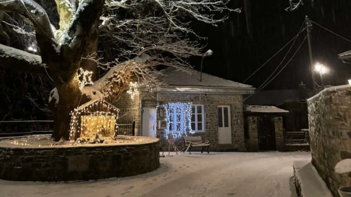 Βίντεο και φωτογραφίες: Χιόνια στα ορεινά της Ηπείρου, επιχείρηση απεγκλωβισμού ΙΧ στο Καπέσοβο