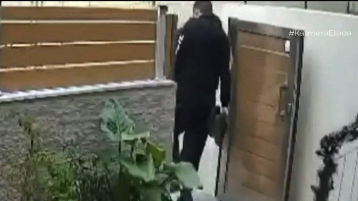 Χαϊδάρι: Είπαν τα κάλαντα για τα Θεοφάνια και έφυγαν με τα... παπούτσια της οικογένειας