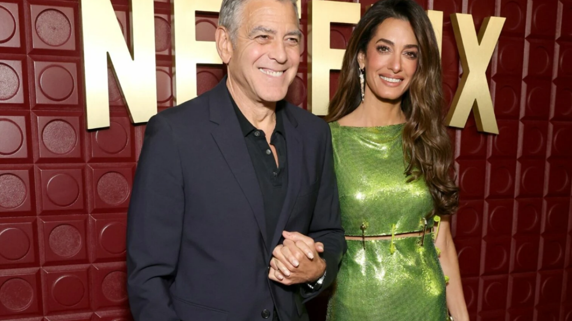 Η Αμάλ Κλούνεϊ φόρεσε ένα λαμπερό Versace μίνι φόρεμα στο after party των Golden Globes
