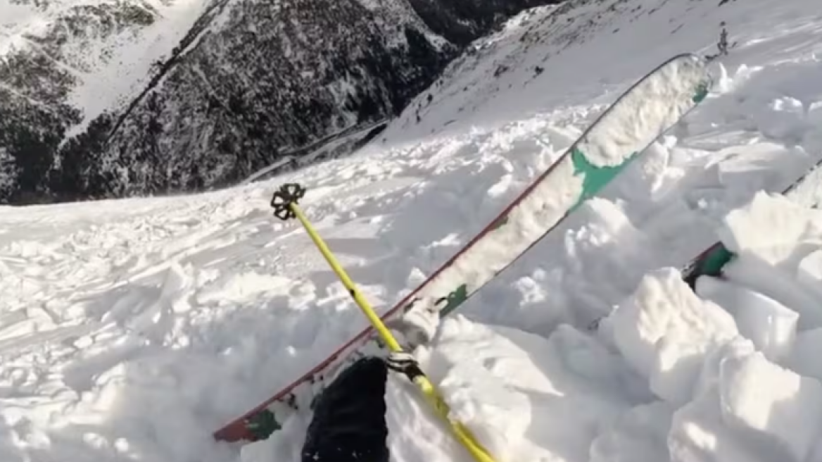 Η δραματική στιγμή που χιονοστιβάδα παρέσυρε σκιέρ και τον σκύλο της στα Πυρηναία