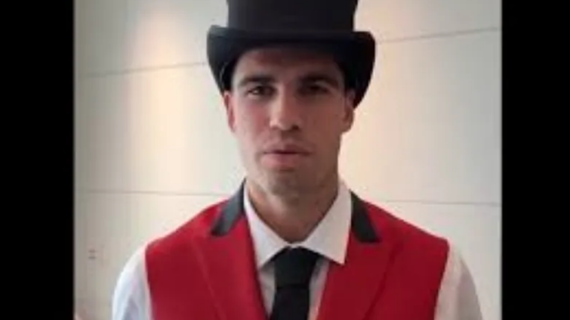 Κάρλος Αλκαράθ: Ντύθηκε γκρουμ και κουβάλησε βαλίτσες σε ξενοδοχείο της Μελβούρνης, βίντεο 