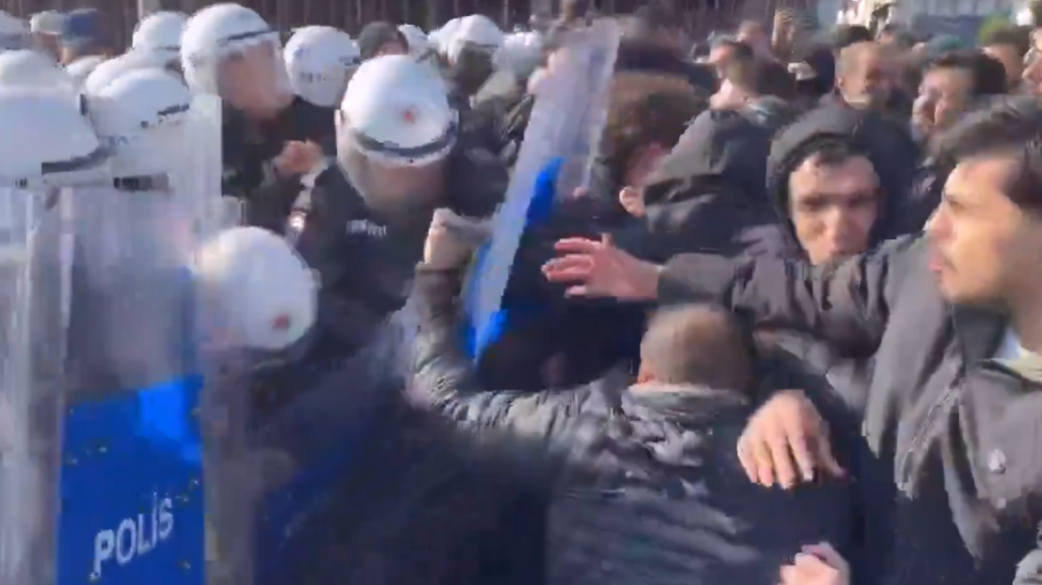 Επεισόδια στα σύνορα Τουρκίας–Συρίας σε φιλοκουρδική διαδήλωση, δείτε βίντεο 