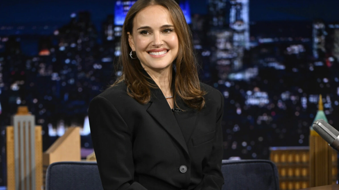 Η Νάταλι Πόρτμαν επαναφέρει το look «χωρίς παντελόνι»
