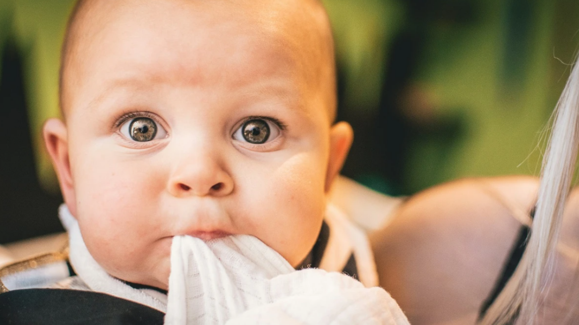 Όταν η γιαγιά τρύπησε στα κρυφά τα αυτιά της εγγονής της, η νύφη της της απαγόρευσε να τη συναντά
