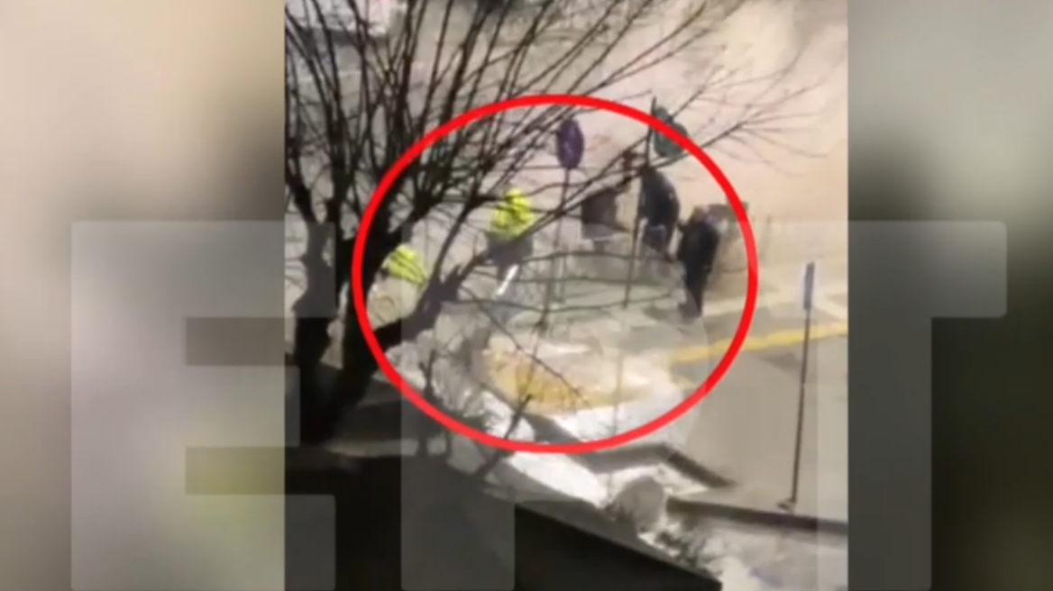 Θεσσαλονίκη: Η στιγμή που έσπασε αγωγός της ΕΥΑΘ και τραυμάτισε 4 εργάτες, τον έναν τον πέταξε στον αέρα