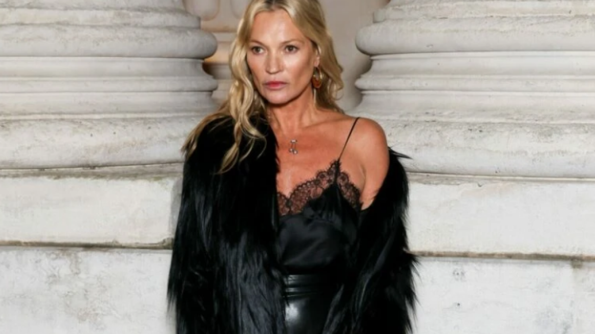 Η Kέιτ Μος παρακολούθησε το σόου Saint Laurent με δερμάτινη φούστα και δαντελένιο τοπ
