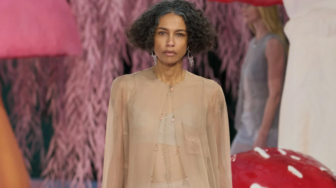 Στην υψηλή ραπτική της Chanel η γοητεία δεν έχει ηλικία
