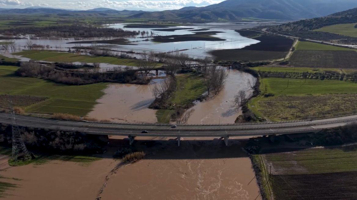 Ο λασπωμένος θεσσαλικός κάμπος από drone, υπερχείλισε ο Πηνειός και «έπνιξε» καλλιέργειες, δείτε βίντεο