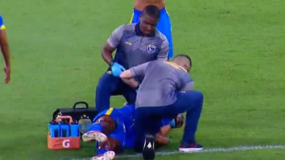 Τρομακτικές σκηνές σε αγώνα στη Βραζιλία: Ποδοσφαιριστής έπεσε μόνος του στο χορτάρι και έκανε σπασμούς, δείτε βίντεο