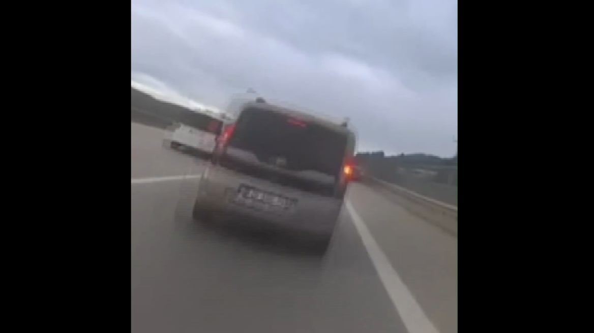 Μοτοσικλετιστής έτρεχε με 113χλμ./ώρα και καρφώθηκε σε φορτηγάκι στην Τουρκία: Τρομακτικό το βίντεο που κατέγραψε κάμερα στο κράνος του