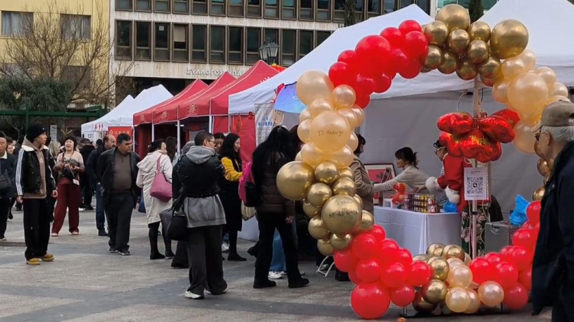 Οι Κινέζοι της Αθήνας γιορτάζουν την Πρωτοχρονιά στην Κοτζιά: Μας αρέσει η ζωή εδώ, έχουμε πολλά κοινά με τους Έλληνες, δείτε βίντεο