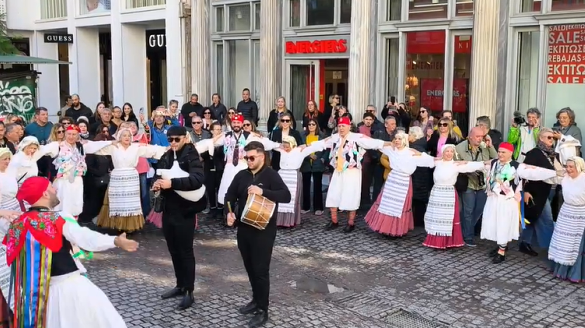 Στήθηκε παραδοσιακό γλέντι σε πλατεία Κοτζιά και Ερμού για την Τσικνοπέμπτη, δείτε βίντεο