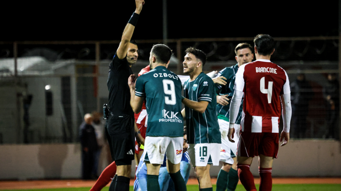 Λεβαδειακός: Ο Όζμπολτ δέχτηκε δύο κίτρινες κάρτες σε λίγα δευτερόλεπτα και αποβλήθηκε στο παιχνίδι με τον Ολυμπιακό, βίντεο 