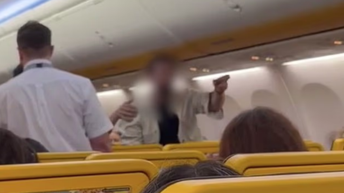 Μεθυσμένος προκάλεσε χάος σε πτήση της Ryanair, τον απομάκρυνε η αστυνομία (βίντεο)