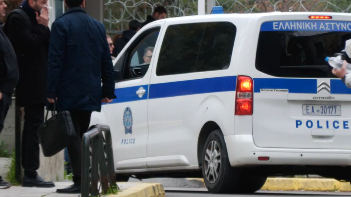 Στην Ευελπίδων η 36χρονη τραγουδίστρια που έπεσε σε οχήματα στο Κολωνάκι υπό την επήρεια αλκοόλ
