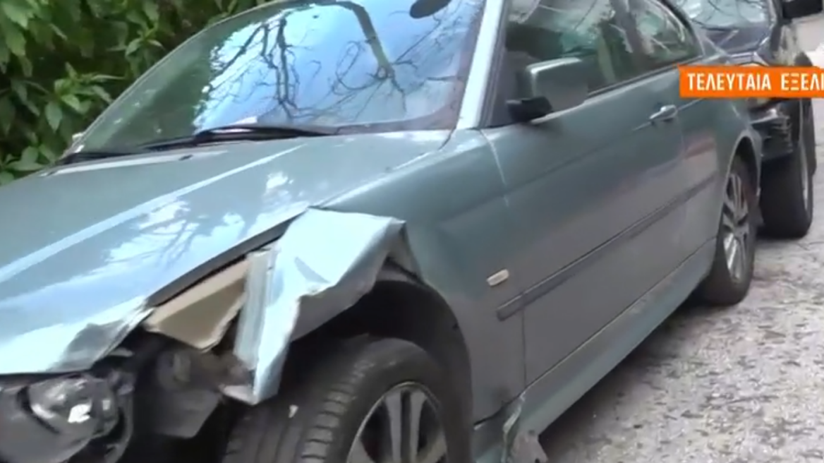 Μεθυσμένη τραγουδίστρια έπεσε σε σταθμευμένο αυτοκίνητο στο κέντρο της Αθήνας και προκάλεσε ζημιές σε άλλα τέσσερα οχήματα