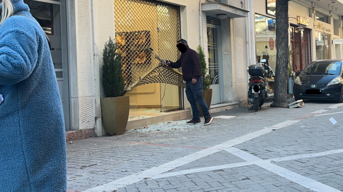 Λάρισα: Λήστεψαν κοσμηματοπωλείο λίγα μέτρα μακριά από τα δικαστήρια, οι δράστες «τσαλάκωσαν» το ρολό