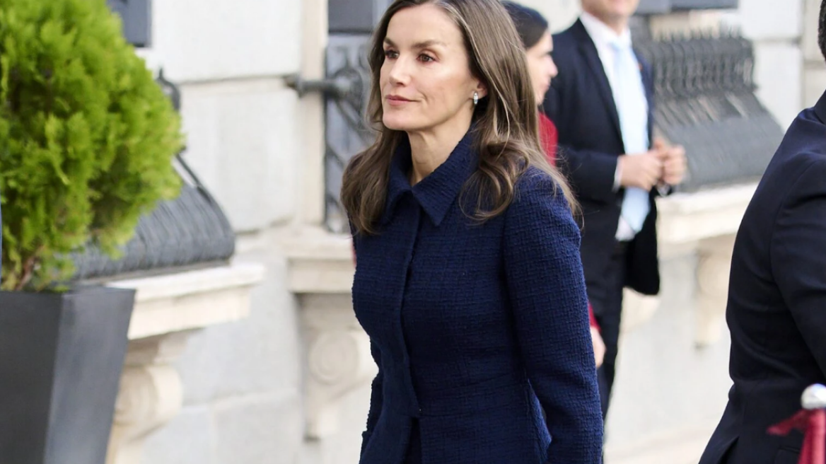 Η κομψή εμφάνιση της βασίλισσας Λετίσια με μπλε ταγέρ και mini heels
